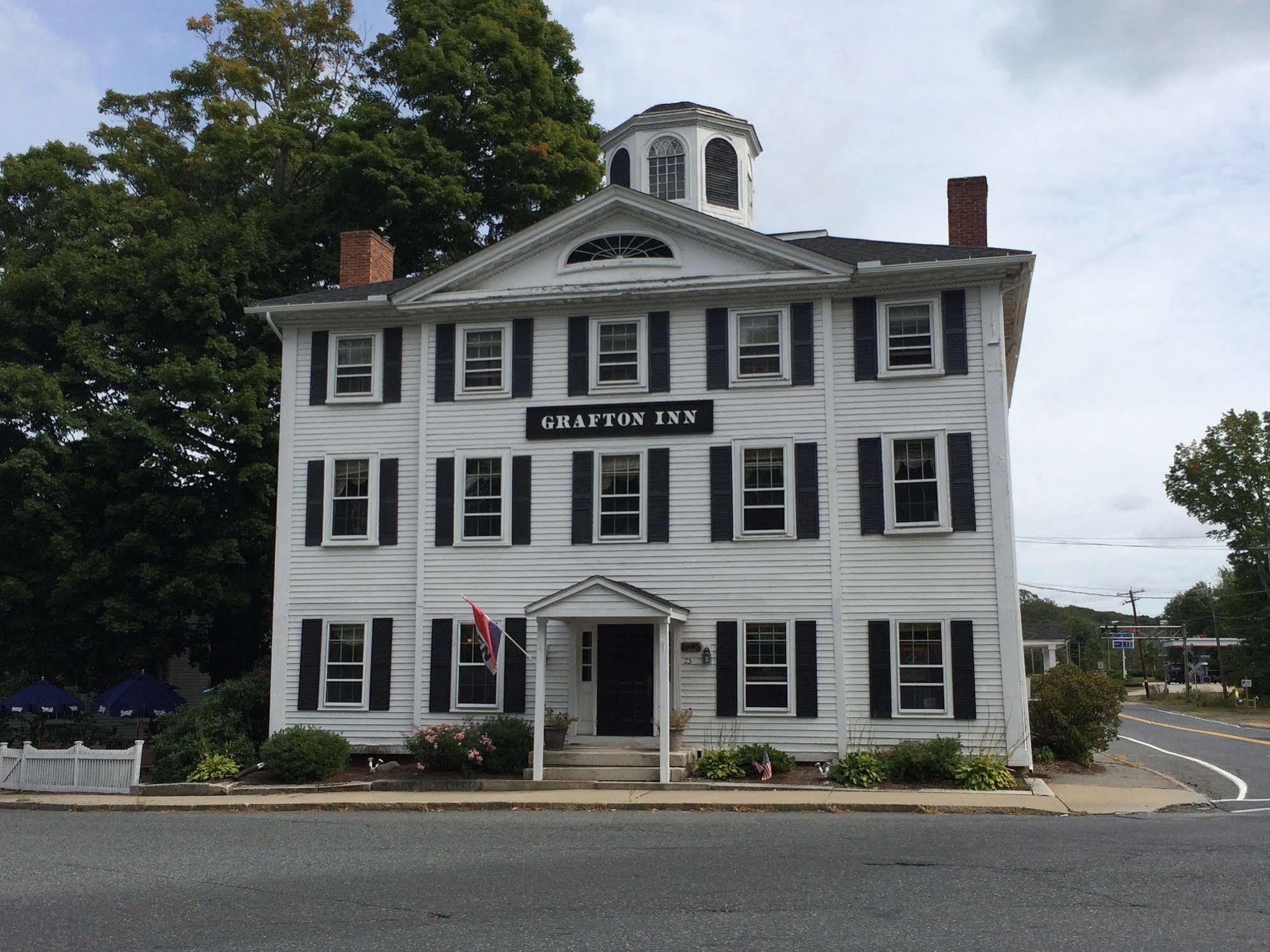 Hunters Grille And Tap At The Grafton Inn Exterior foto