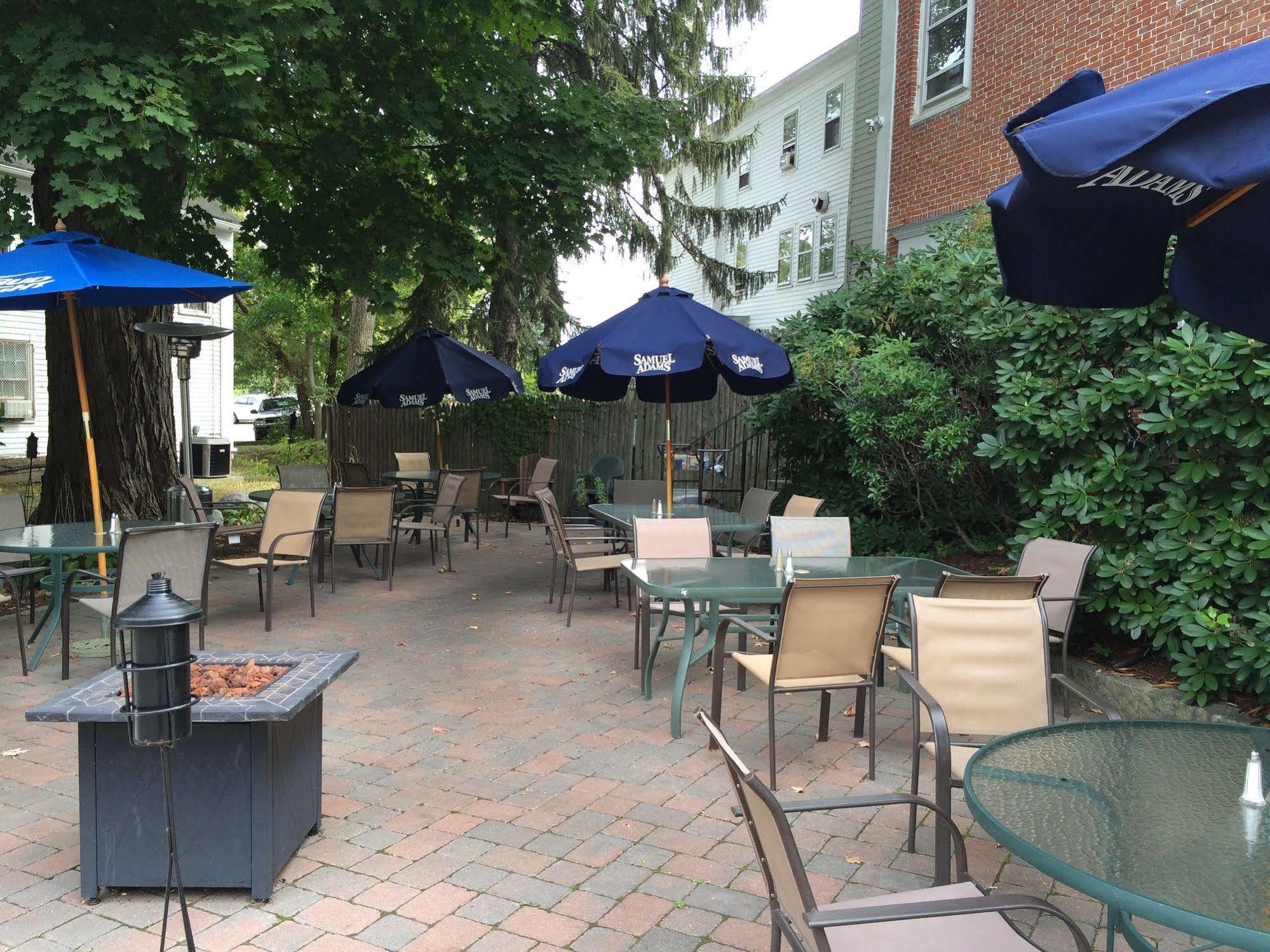 Hunters Grille And Tap At The Grafton Inn Exterior foto